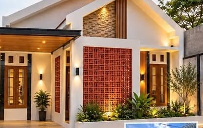 Fasad rumah setelah renovasi dengan aksen kisi kayu merah dan pencahayaan hangat
