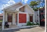 Fasad rumah sebelum renovasi dengan tampilan sederhana dan cat merah putih